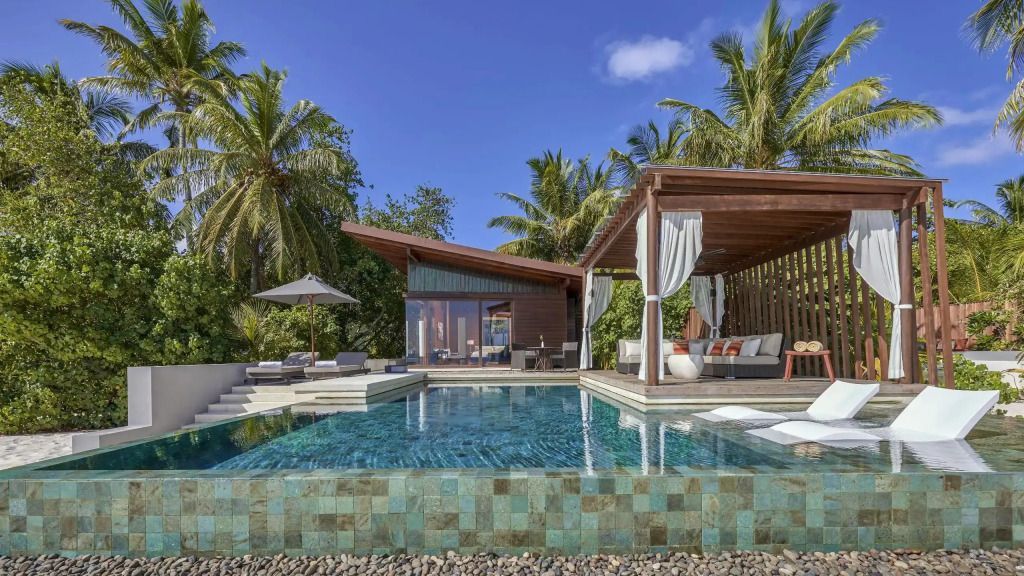 Villa mit privatem Infinity-Pool und stilvoller Außensitzgelegenheit