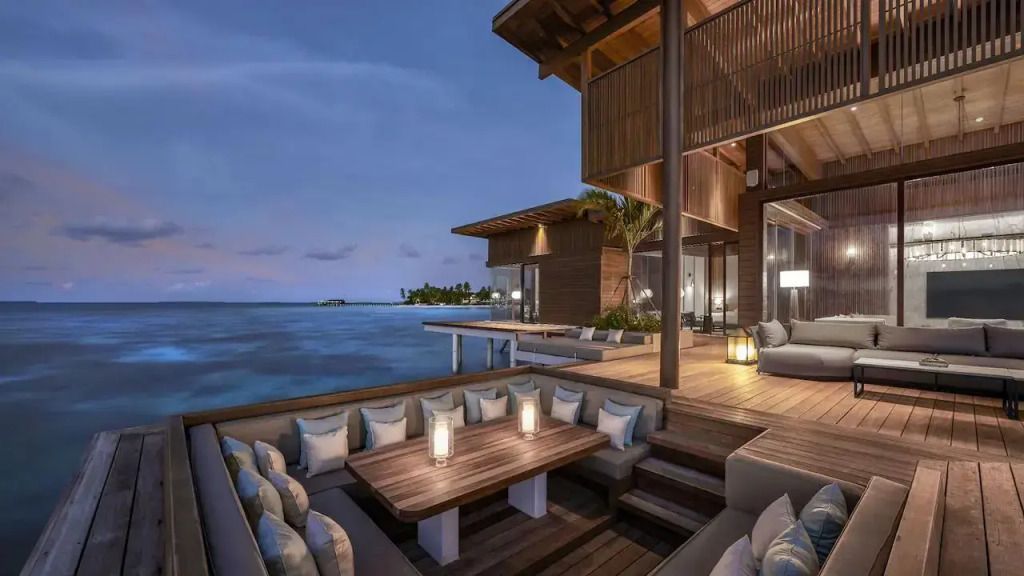 Gemütliche Abendterrasse mit Sitzbereich und Blick auf das Meer im Park Hyatt Maldives.