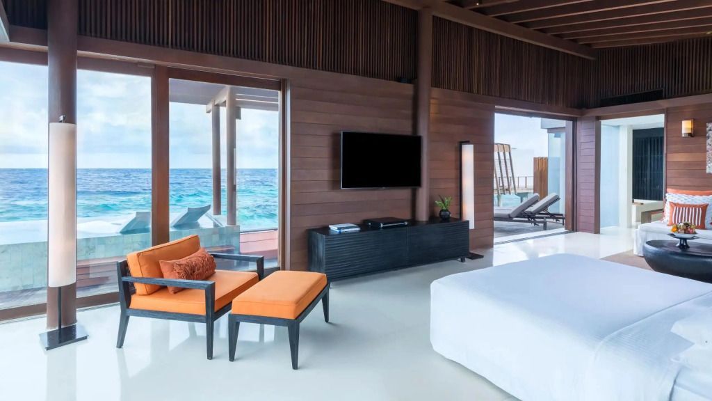 Modernes Schlafzimmer in der Overwater Reef Pool Villa mit Meerblick