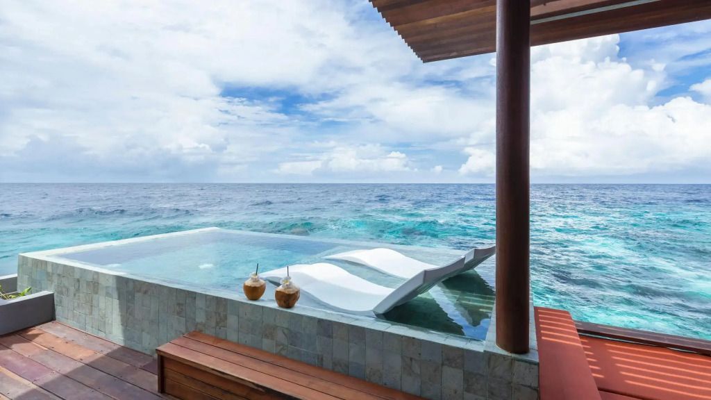 Infinity-Pool mit Sonnendeck und Meerblick