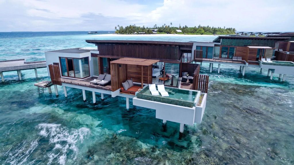 Luftaufnahme der Overwater Villa auf den Malediven mit privatem Pool