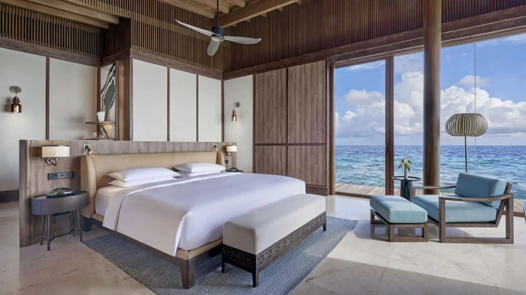 Luxuriöses Schlafzimmer mit Meerblick und moderner Einrichtung in einer Überwasser-Residenz