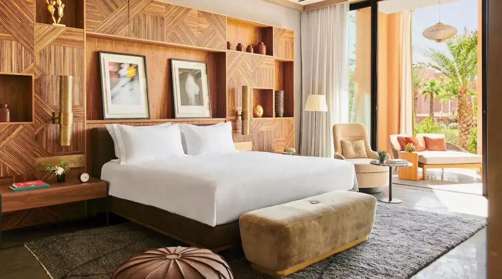 Elegantes Schlafzimmer mit Doppelbett in luxuriöser Suite des Park Hyatt Marrakech