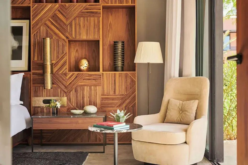 Gemütlicher Loungebereich mit bequemen Sesseln in der Suite des Park Hyatt Marrakech