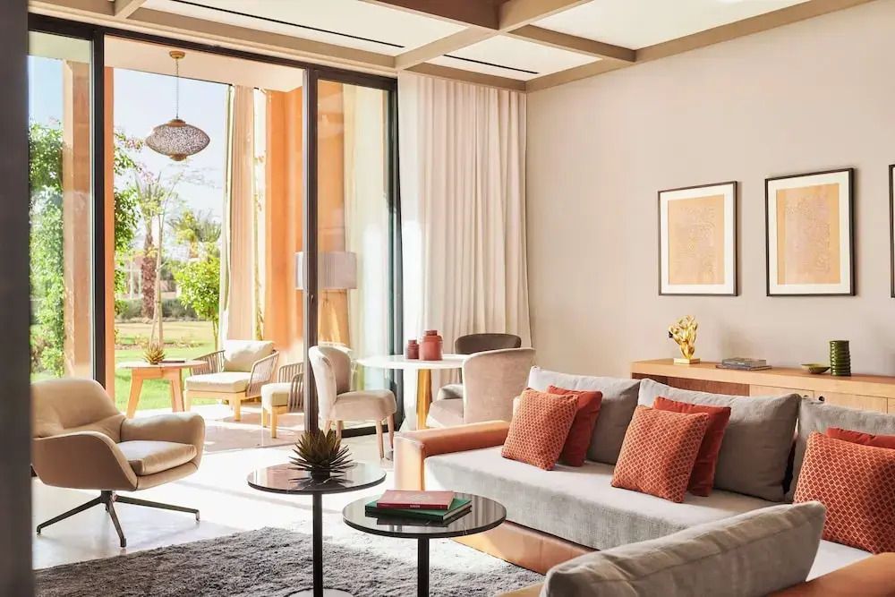 Helles Wohnzimmer mit stilvollen Möbeln und Zugang zum Garten im Park Hyatt Marrakech