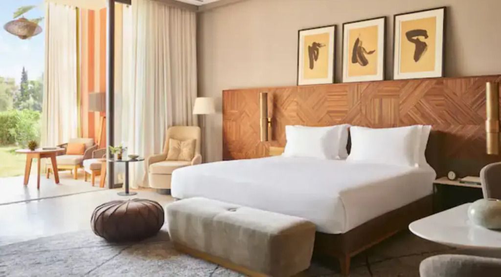 Luxuriöses Hotelzimmer mit Doppelbett und stilvollen Akzenten