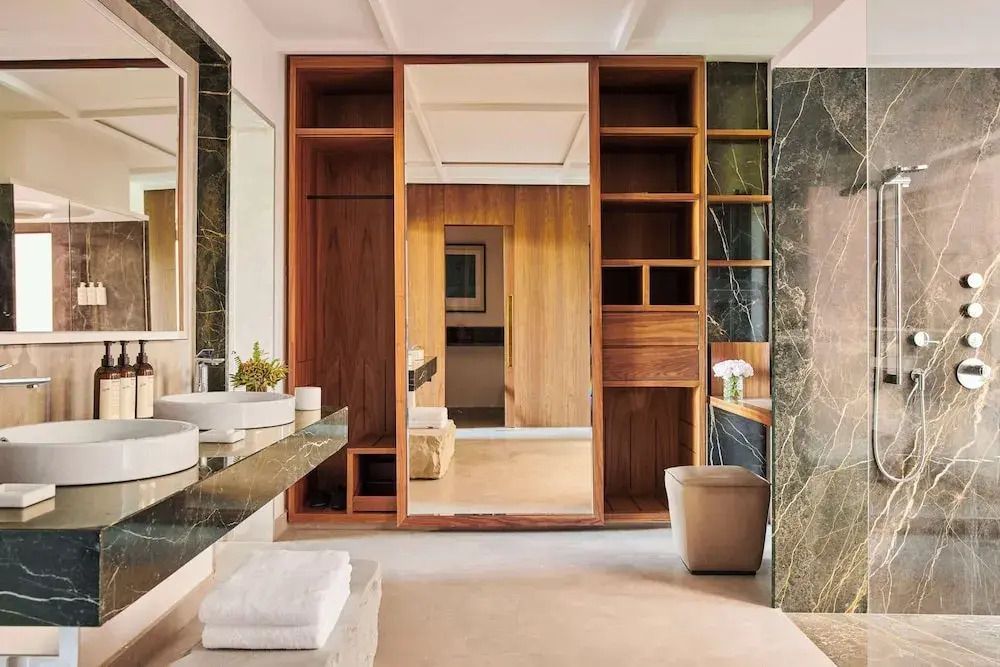 Geräumiges Badezimmer mit modernem Design und hochwertigen Materialien