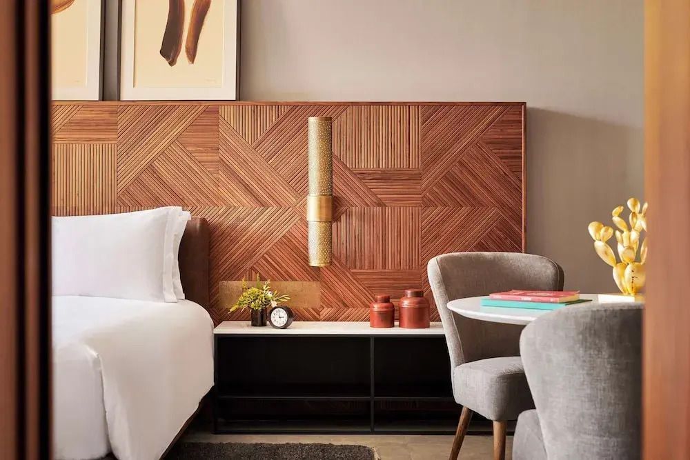 Design-Kopfteil mit geometrischem Muster und modernem Dekor
