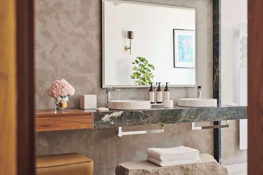 Modernes Badezimmer mit Doppelwaschbecken und edlen Details