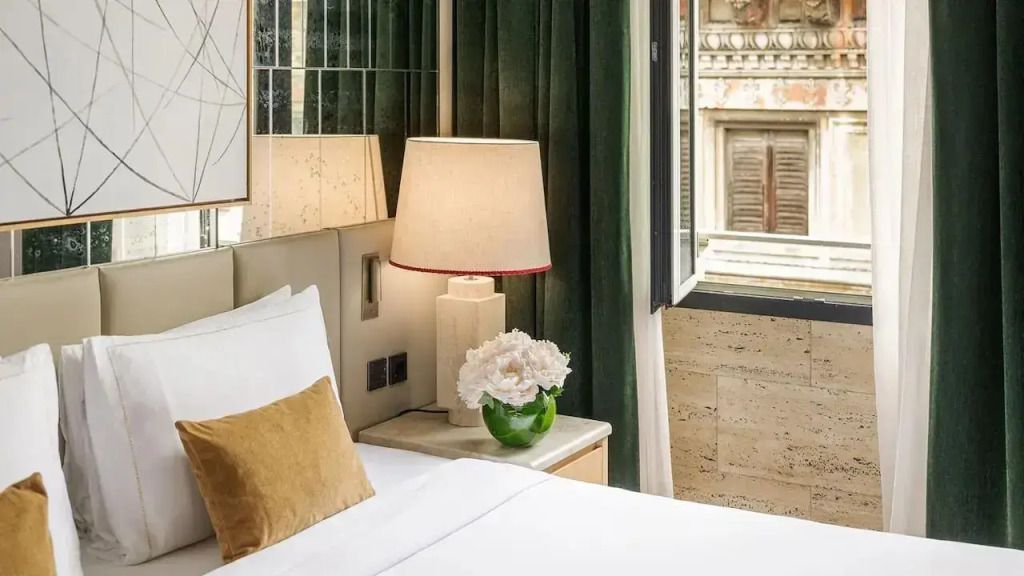 Lichtdurchflutetes Zimmer mit komfortablem Bett und großem Fenster
