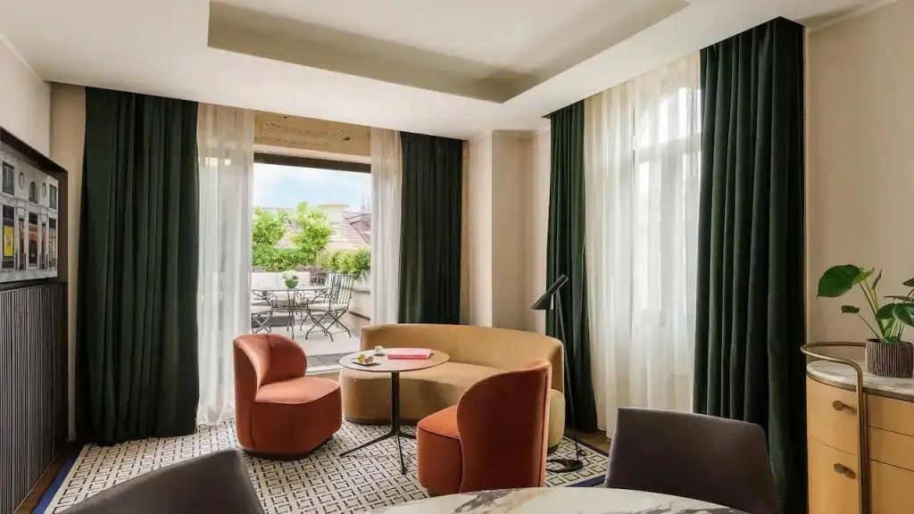 Luxuriöses Wohnzimmer mit Zugang zur privaten Terrasse