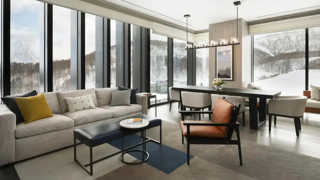 Elegantes Wohnzimmer in moderner Suite mit Panoramafenstern.