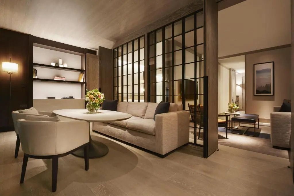Geräumiger Wohnbereich mit Sofa und elegantem Essbereich in der Suite.