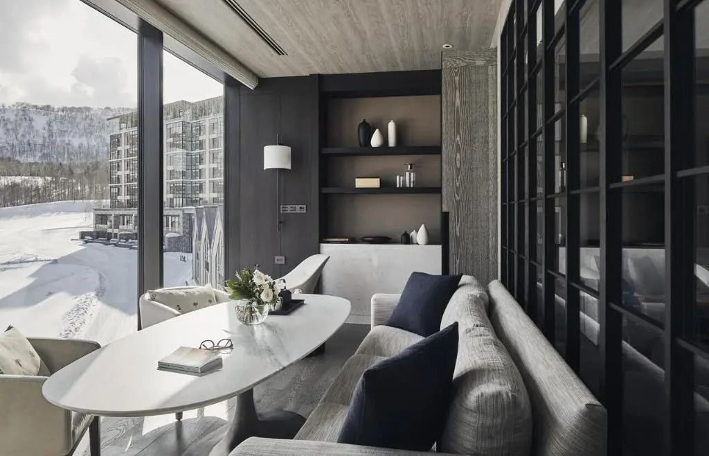 Lichtdurchfluteter Sitzbereich mit Aussicht im modernen Design.