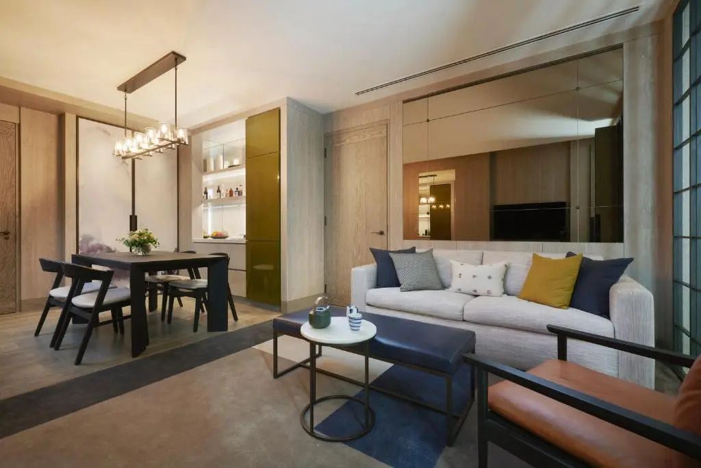 Gemütliche Wohnzimmeratmosphäre mit Sofa, Couchtisch und stilvoller Beleuchtung