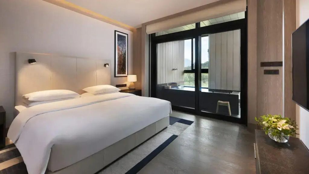 Geräumiges Schlafzimmer mit Doppelbett und privatem Onsen im Park Hyatt Niseko