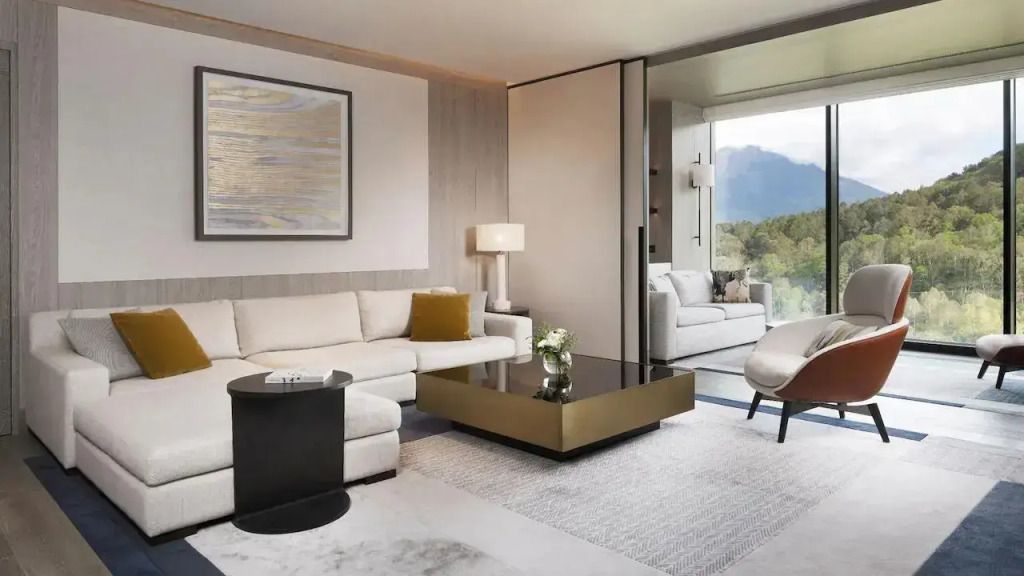 Luxuriöses Wohnzimmer mit moderner Einrichtung und Bergblick im Park Hyatt Niseko