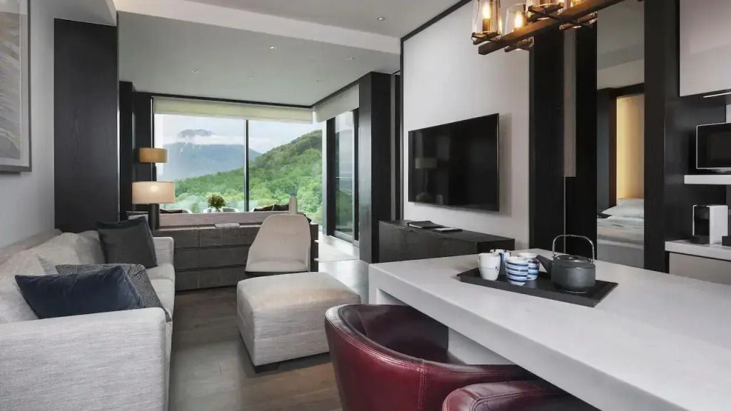 Wohnbereich mit luxuriösen Möbeln und Bergblick im Park Hyatt Niseko Hanazono.