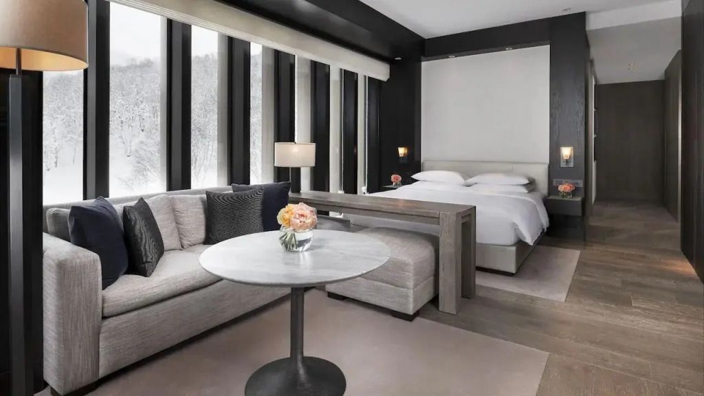 Modern eingerichtetes Studio mit Doppelbett und eleganter Sitzecke
