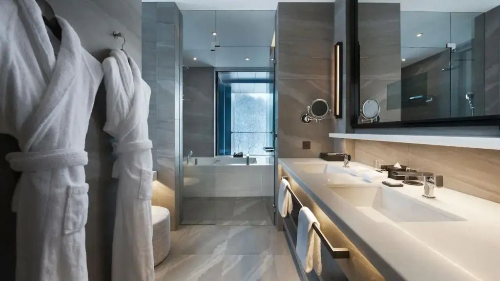 Geräumiges Badezimmer in modernem Design mit großer Badewanne