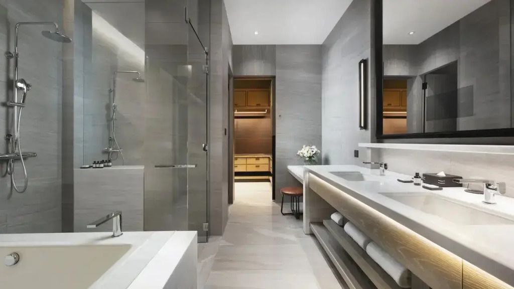 Modernes Badezimmer mit Dusche, Badewanne und großem Spiegel