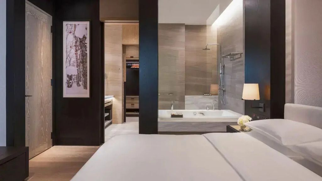 Luxuriöses Badezimmer mit großer Badewanne und stilvollen Holzakzenten.