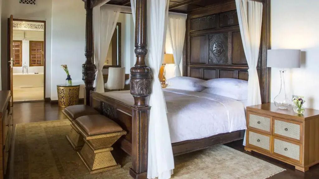 Geschmackvoll eingerichtetes Schlafzimmer mit Himmelbett und eleganten Verzierungen