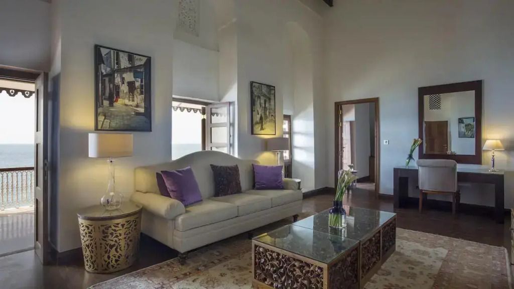 Wohnzimmerbereich der Bahari Terrace Suite mit stilvoller Dekoration und komfortablen Möbeln