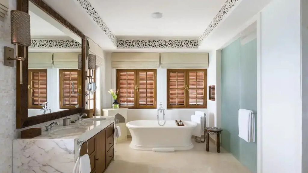Modernes Badezimmer mit freistehender Badewanne und eleganten Holzakzenten