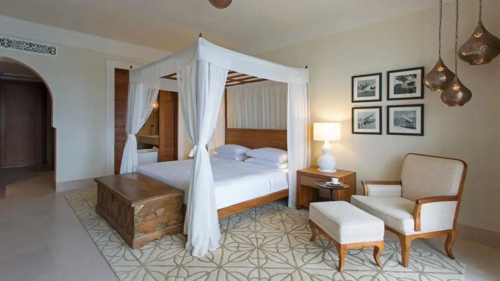 Elegantes Doppelzimmer mit Himmelbett und kunstvoll gefliestem Boden