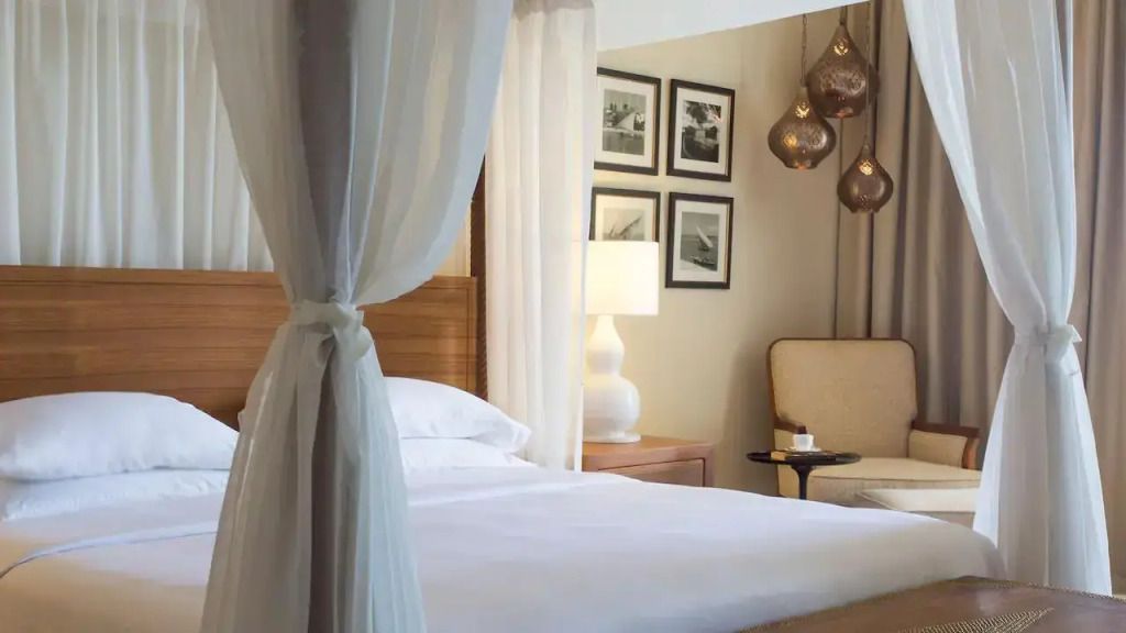 Einladender Blick in ein Zimmer mit Himmelbett und moderner Beleuchtung