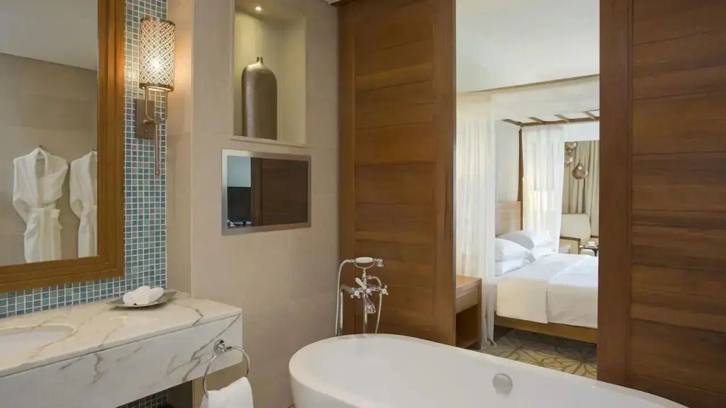 Helles Badezimmer mit freistehender Wanne und edlen Holzakzenten