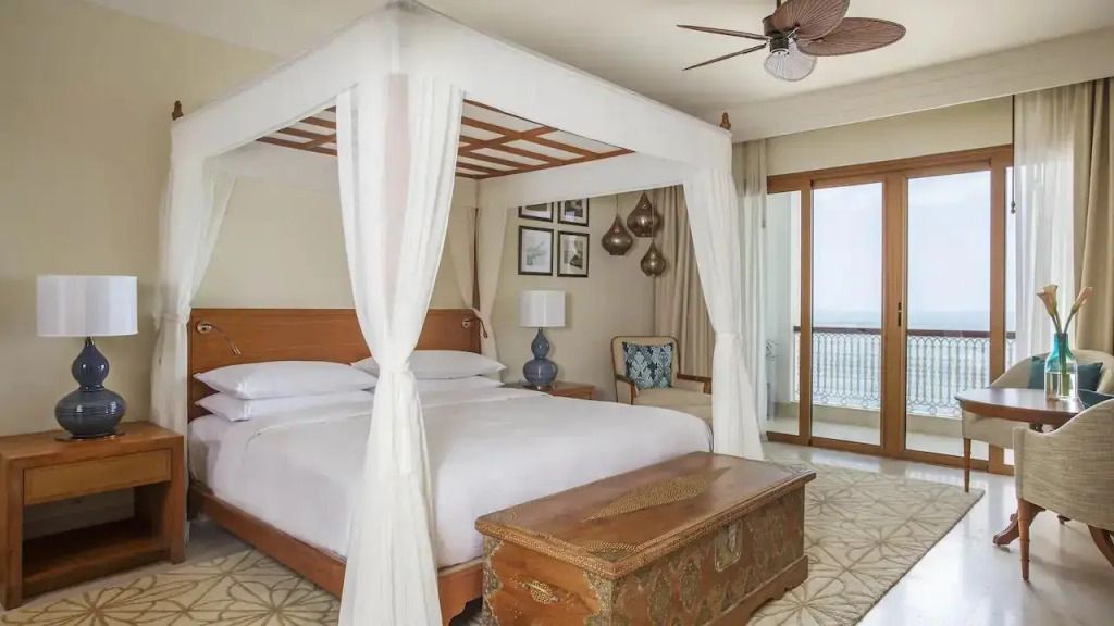 Luxuriöses Schlafzimmer mit Himmelbett und Balkon im Park Deluxe Doppel Zimmer