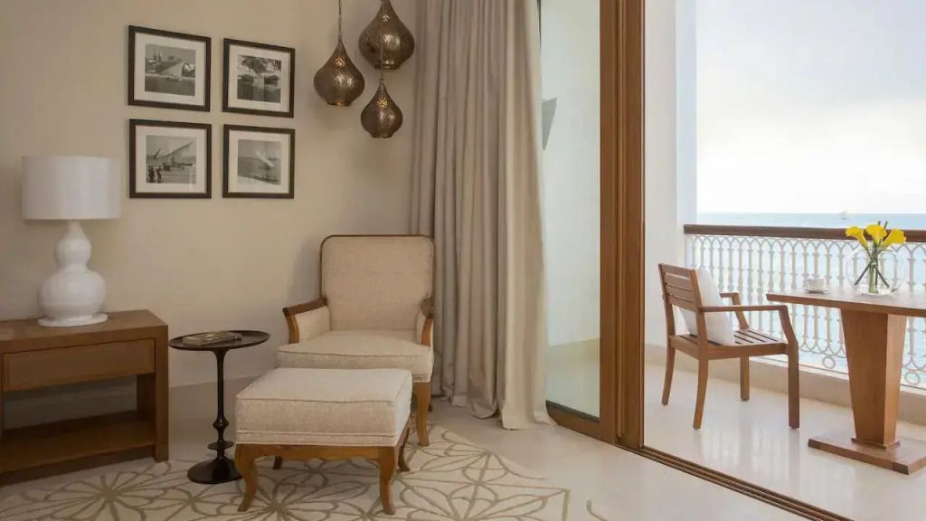 Sitzbereich mit Sessel und Balkonzugang im Park Deluxe Zimmer