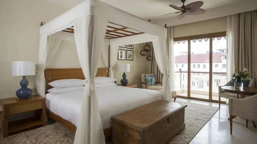 Suite mit Himmelbett und Blick auf Balkon im Park Hyatt Zanzibar