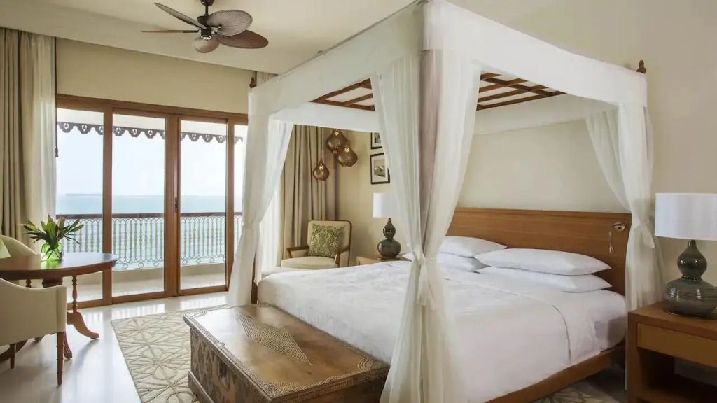 Geräumige Suite mit großem Himmelbett und Meeresblick im Park Hyatt Zanzibar