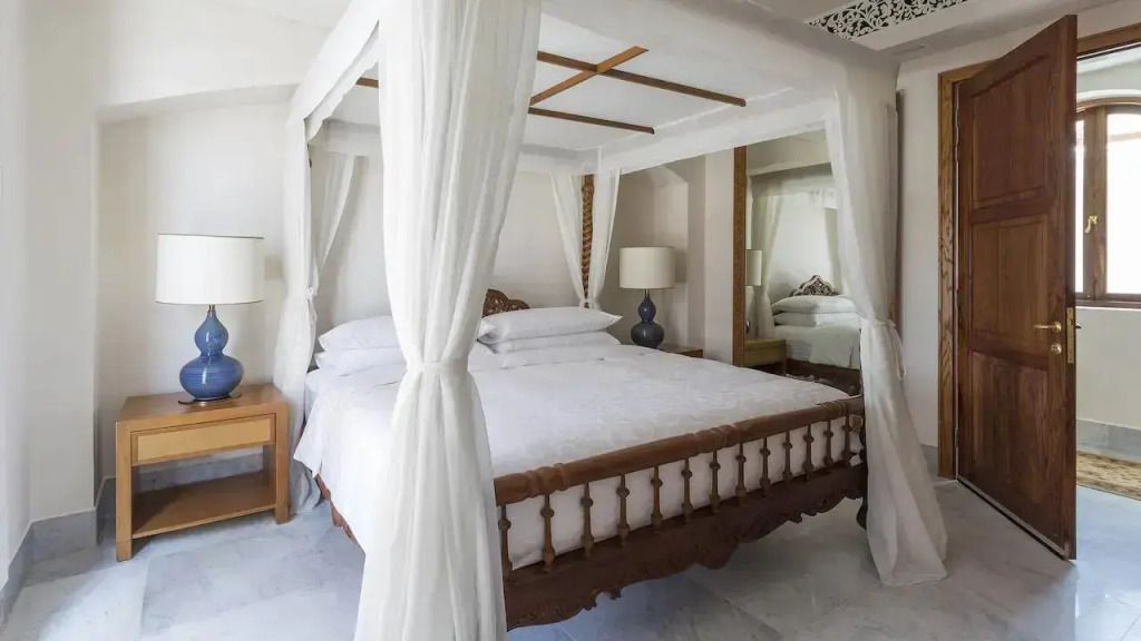 Himmelbett mit weißen Vorhängen in der Royal Residence Suite des Park Hyatt Zanzibar