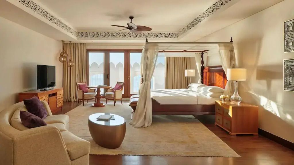 Geräumiges Schlafzimmer mit Sitzecke und Meerblick in der Royal Residence Suite