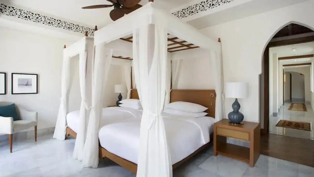 Zwei Einzel-Himmelbetten in der Royal Residence Suite des Park Hyatt Zanzibar