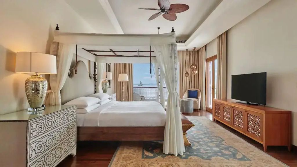 Geräumiges Schlafzimmer mit Himmelbett in der Zamani Presidential Suite