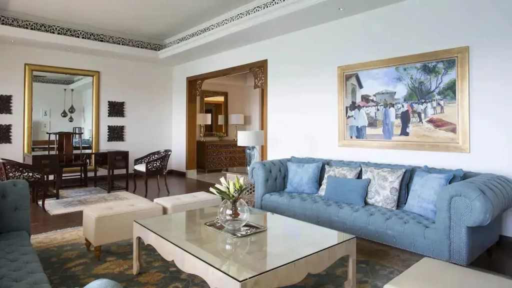 Komfortabler Wohnbereich mit blauen Sofas in der Zamani Presidential Suite
