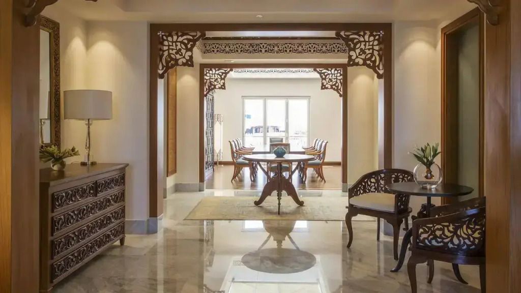 Essbereich mit dekorativen Holzelementen in der Zamani Presidential Suite