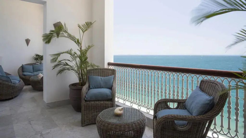 Private Terrasse mit Sitzgelegenheiten und Meerblick
