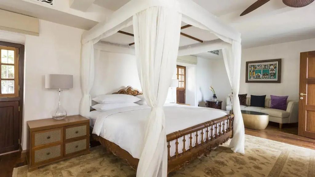 Luxuriöses Himmelbett mit weißen Vorhängen in der Zanzibar Suite des Park Hyatt Zanzibar.