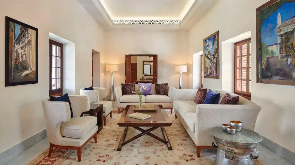 Elegantes Wohnzimmer mit stilvollen Möbeln und Kunstwerken in der Zanzibar Suite.