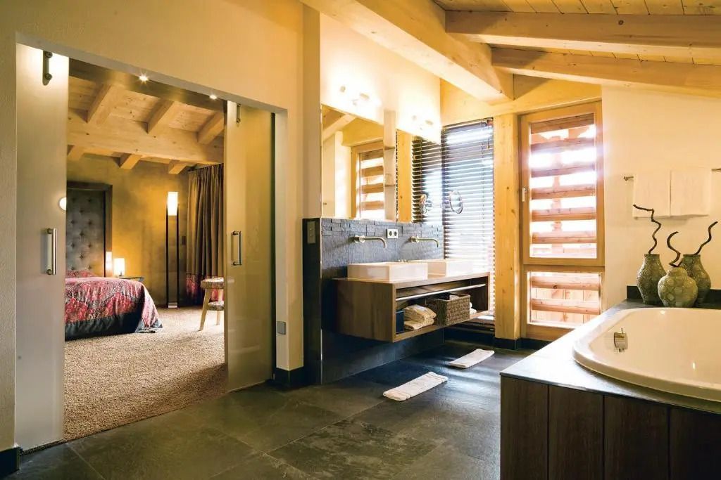 Luxuriöses Badezimmer mit Zugang zum großzügigen Schlafzimmer