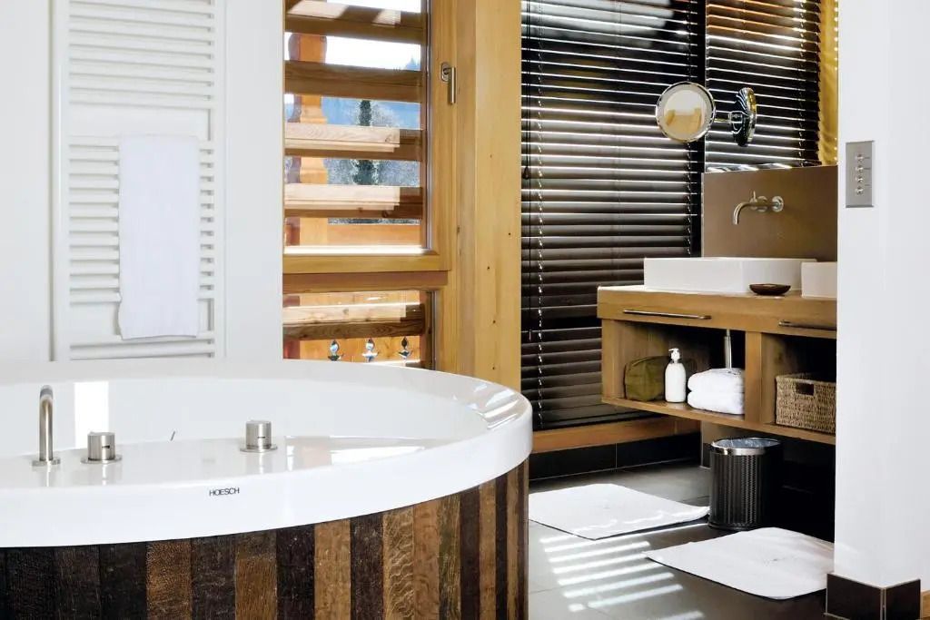 Moderne freistehende Badewanne neben großem Fenster