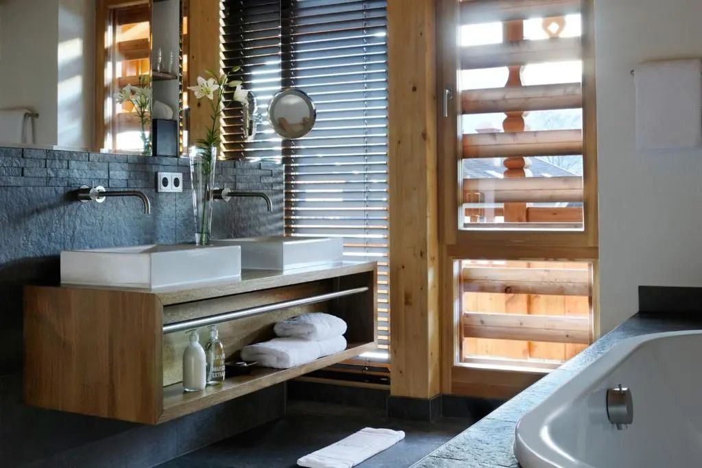 Badezimmer mit Doppelwaschbecken und Holzdetails