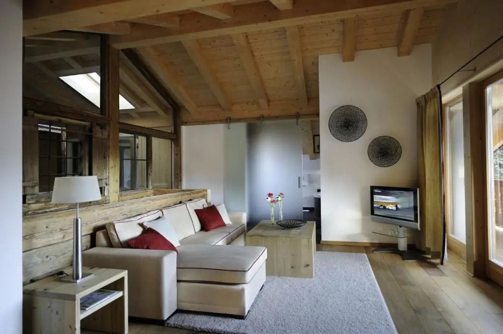 Wohnbereich der Suite mit gemütlichem Sofa und Fernseher