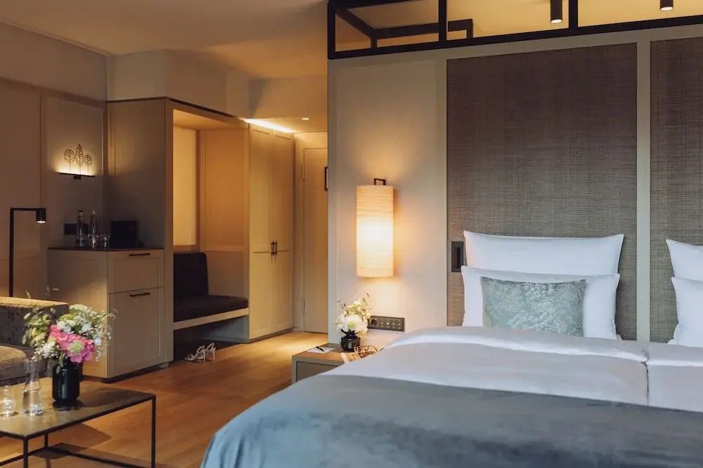 Innenansicht eines Deluxe Doppelzimmers mit stilvollem Design und Doppelbett